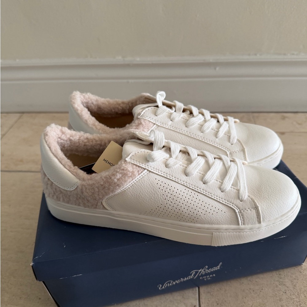 NWT Universal Thread Nia Women's Shearling Sneakers with Memory Foam